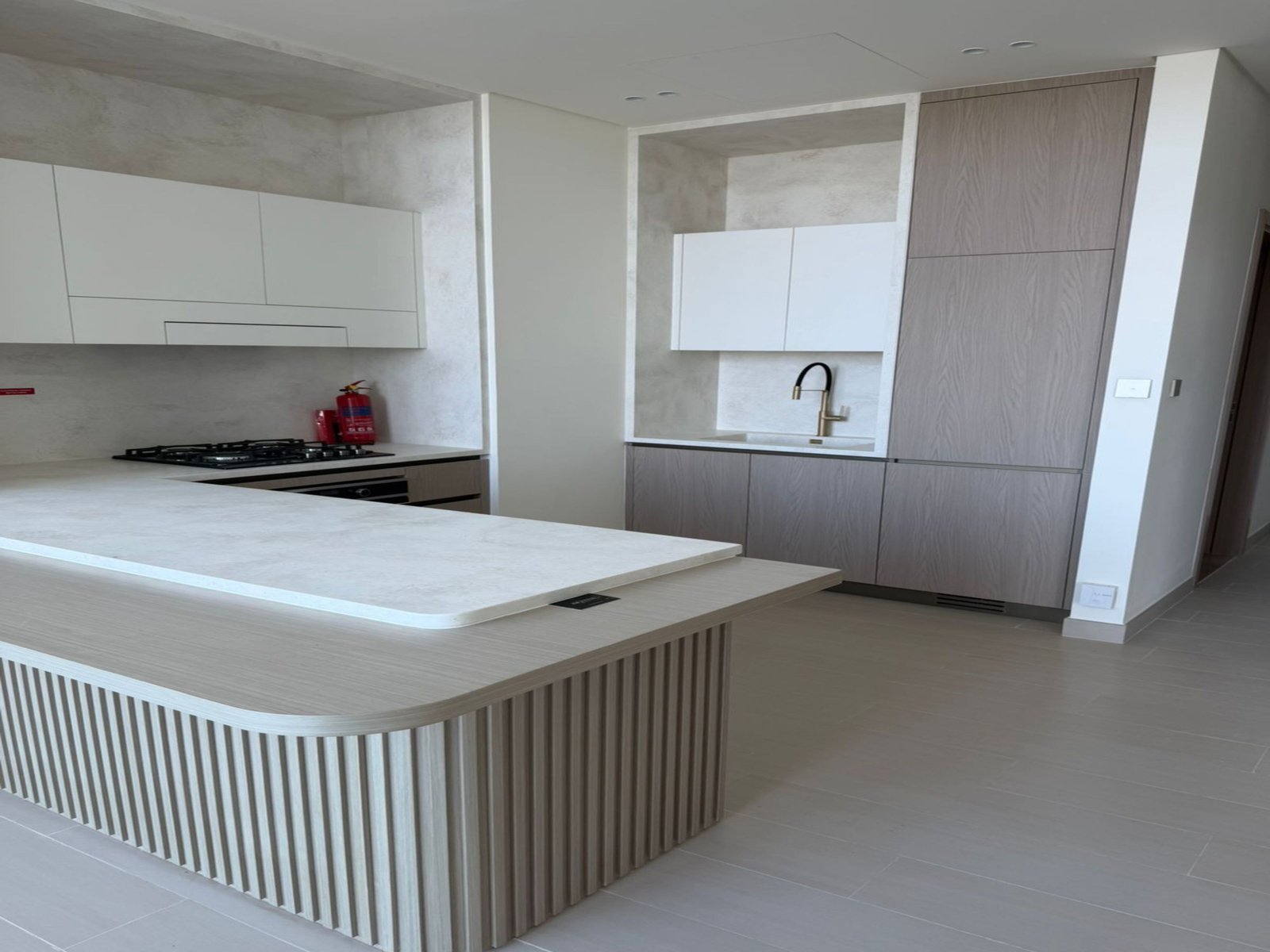 Spacious Layout |High Floor I Prime Location