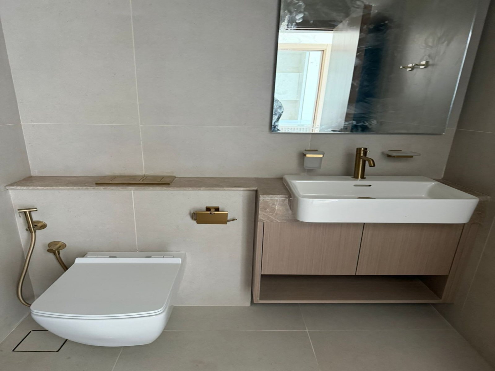 Spacious Layout |High Floor I Prime Location