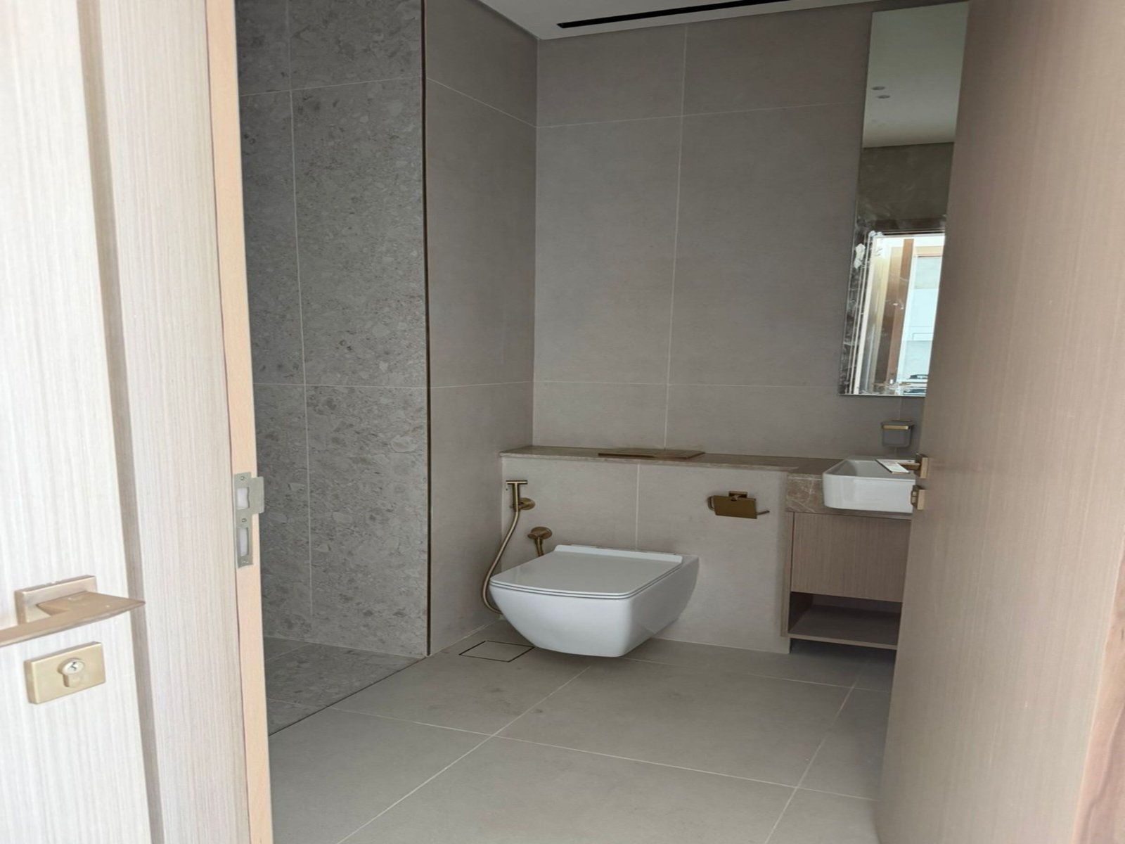 Spacious Layout |High Floor I Prime Location